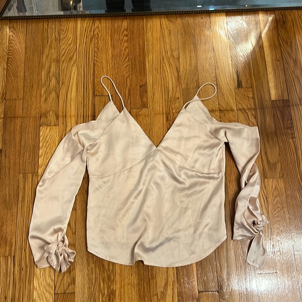 Gold showing shoulders top